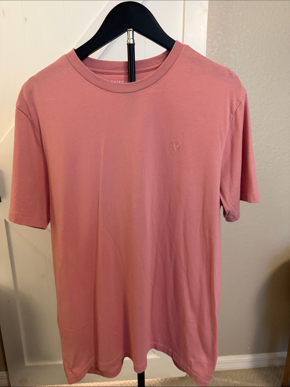 American Eagle Outfitters Men's Crewneck T‑Shirt in Rose Pink